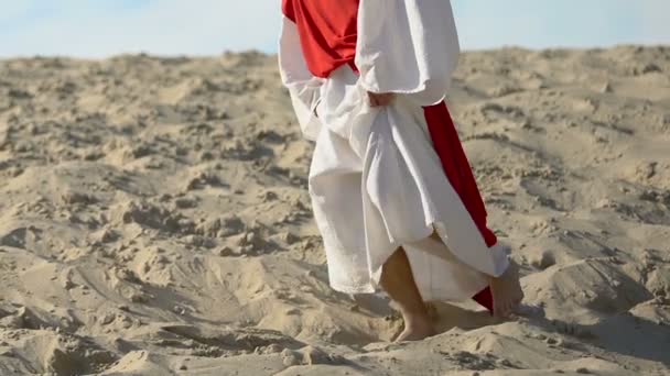 Sofrimento Jesus caindo de joelhos no deserto, fechando o rosto com as mãos e chorando — Vídeo de Stock