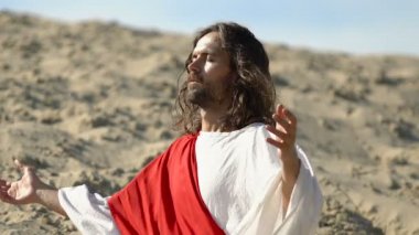 Çölde meditasyon beyaz cüppe ve kuşak giyen Huzurlu keşiş, iç denge