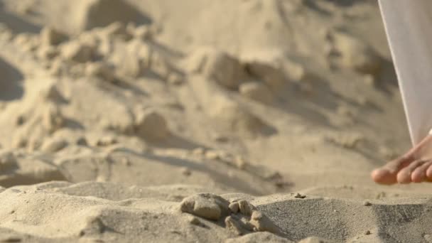 Πόδια μοναχού με ρόμπα που περπατούν σε αμμώδη λόφο μέσα από έρημο, ψάχνοντας για όαση — Αρχείο Βίντεο