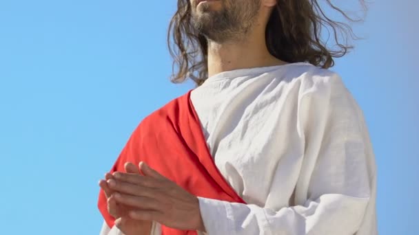 Jezus Chrystus w szatę modląc się na zewnątrz, błogosławieństwo Boga, koncepcja religii chrześcijańskiej — Wideo stockowe