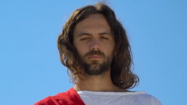 Üzgün İsa Mesih kamera bakarak, insanların günah, açı görünümü muzdarip