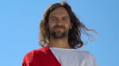 Son derece mutlu İsa gökyüzü arka plan karşı kamera bakarak, ruhu kurtaran