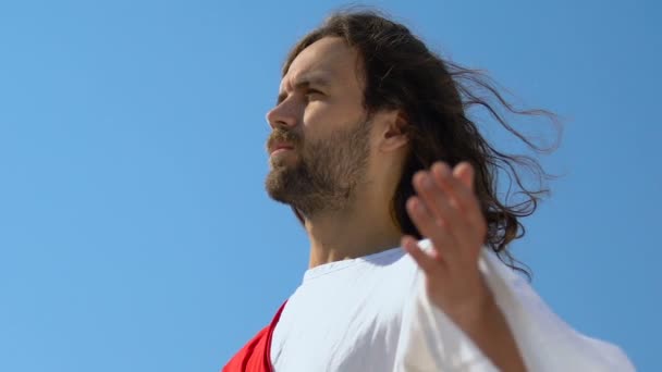 Jesus ressuscitado levantando as mãos na frente de paroquianos, religião cristã — Vídeo de Stock