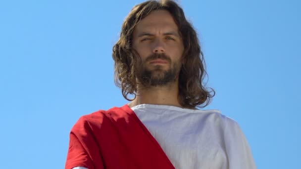 Jésus-Christ tend la main salvatrice au pauvre debout à genoux, pov — Video