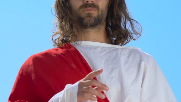 Jézus Krisztus köntös bemutatva csend jel, a türelem és a megbocsátás koncepció — Stock videók