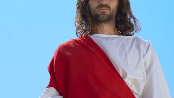 Jezus w szatnie podnosząc palec wskazujący na niebo, głoszenie Słowa Bożego, chrześcijaństwo — Wideo stockowe