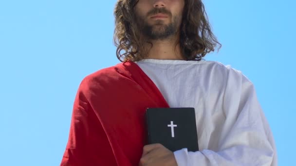 Иисус показывает знак благословения, держит Библию, Папский жест благословения руки — стоковое видео