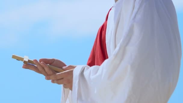 Santo hombre con los ojos cerrados besando cruz, orando a Dios por la devoción de la salvación del alma — Vídeo de stock