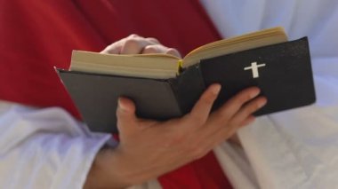 Rahip İncil okuma ayin kutluyor, Hıristiyan din vaaz, closeup