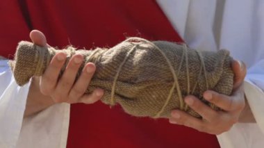 Cüppe li dindar adam su şişesi yetiştiriyor, susamış, cömertliğe yardım ediyor