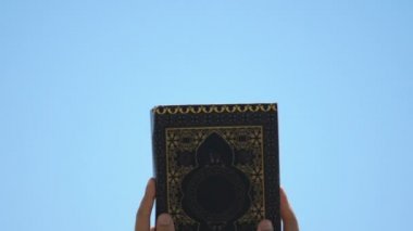 Allah'a dua eden Kur'an'ı kaldıran eller, kutsal İslam öğretilerinin yayılması, teoloji