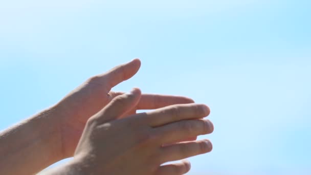 Mendicante che prende il pane da un uomo generoso in vestaglia, compassione religiosa per la fame — Video Stock