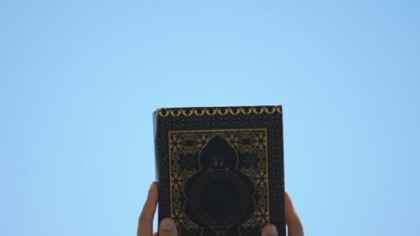 Ręce podnoszenie Koran modlitwy Allah, rozprzestrzenianie świętych nauk islamskich, teologii — Wideo stockowe