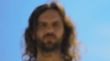 İsa gökten inen kameraya bakarak, Tanrı insanlık la tanışmak için yürüyor