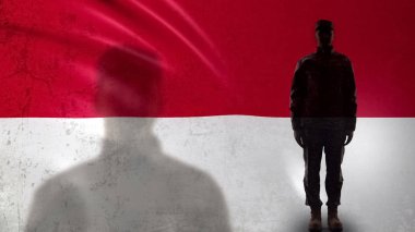 Endonezyalı asker silueti ulusal bayrağa karşı duruyor, gururlu çavuş