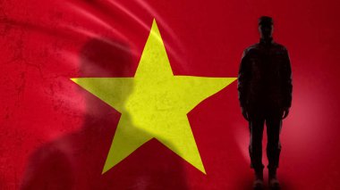 Vietnamlı asker silueti ulusal bayrağa karşı duruyor, gururlu çavuş