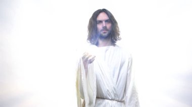 Beyaz cüppe tanrı insanlara ışık veren, dini mucize kavramı, şifa