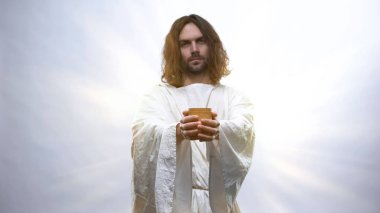 İsa ışıklı arka plan üzerinde şarap tutan, Katolik kilisesinde Eucharist