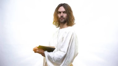 Kişi ölüyor, ruh cennette İncil ile Tanrı'ya bakıyor, ölümden sonra fenomen