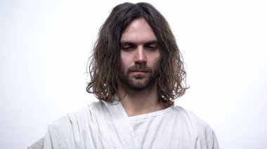 İsa Mesih aşağı bakıyor, Tanrı merhamet ve bağışlama kavramı, yakın