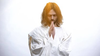 İsa cennet ışığı altında insanlık için dua, mistik ilahi ruh, kurtuluş