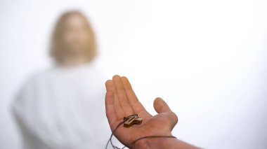 İsa'ya uzanan haç ile El, mümin yardım isteyen, şifa