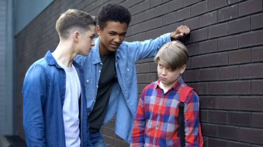 Agresif son sınıf öğrencileri küçük zorbalık, zayıf nerd alay, sindirme