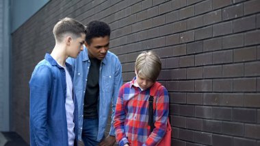 Zalim lise öğrencileri küçük çocuğa zorbalık, sözlü taciz, gözdağı