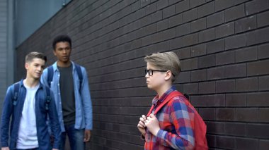 Sınıf arkadaşları arka bahçede yalnız alay, okul zorbalık, gözdağı