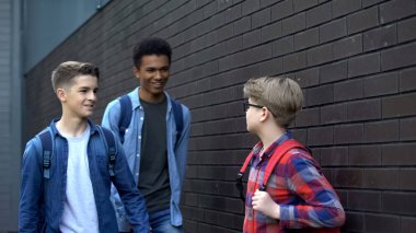 Kibirli lise öğrencileri küçük çocuk alay, sözlü istismar, zorbalık