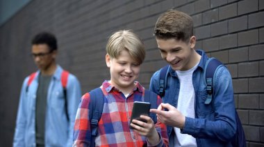 İki sınıf arkadaşı, afro-amerikan çocuk, siber zorbalık hakkında saldırgan video gönderme