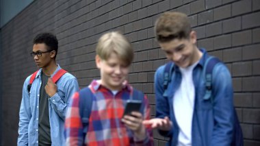 Siyah öğrenci siber zorbalık hakkında depresif, sınıf arkadaşları saldırgan video gönderme