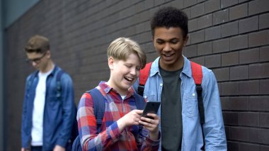 Çocuklar sınıf arkadaşı hakkında video gülüyor, ağ da saldırgan sonrası, siber zorbalık