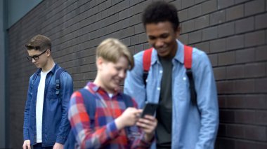 Kıdemli öğrenci siber zorbalık hakkında depresif, sınıf arkadaşları saldırgan video gönderme