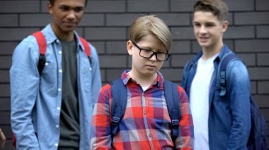 çocuk zorbalık ve sınıf arkadaşları, ergen depresyon eleştiri tarafından üzgün