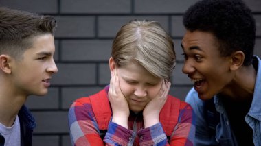 Kızgın lise öğrencileri, isimleri çağıran çocuk alay, yüz yüze zorbalık