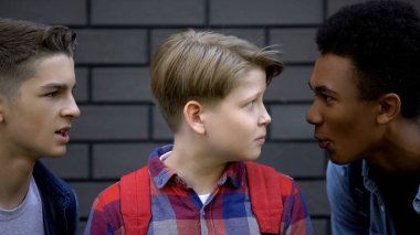 Kötü niyetli öğrenciler erkek yüz yüze alay, hakaret, duygusal zorbalık söylüyorum