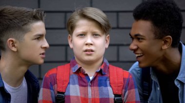 Saldırgan öğrenciler erkek yüz yüze hakaret, duygusal zorbalık söylüyorum alay