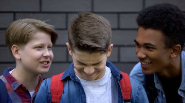 Kinci öğrenciler erkek yüz yüze alay, hakaret, duygusal zorbalık söylüyorum