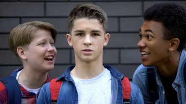 Öğrenci cesurca kameraya bakarak, sınıf arkadaşlarının sözlü zorbalık direniyor