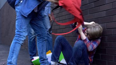 Okul çocukları sırt çantasından çocuk kafasına bir şeyler fırlatıyor, okulda zorbalık ediyor