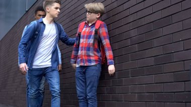 Son sınıf öğrencileri okul arka bahçesinde çocuk itme ve yumruklama, zayıf zorbalık