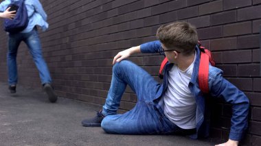 Holigan kaçarken yatan yumruklu çocuk, okulda zorbalık ve hırsızlık