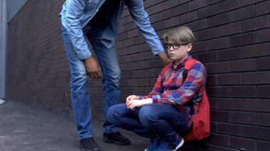 Genç zorbalık öğrenci, yardım hattı kavramı, şefkat ile dostluk başlangıç