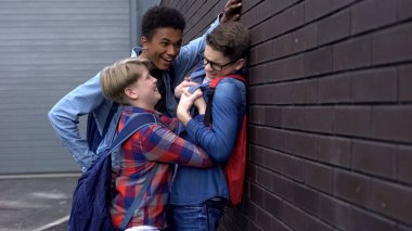 Küçük okul çocuğu güç, kendini olumlama iddia etmek için uzun boylu öğrenci zorbalık