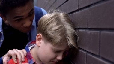 Afro-Amerikalı genç duvara sınıf arkadaşı iterek, fiziksel zarar tehdit