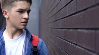 Korkulu çocuk yaşam engelleri, psikolojik engel sembolü olarak duvara bakıyor