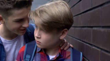 Zalim genç çocuk depresif öğrenci tehdit, sözlü istismar, sindirme