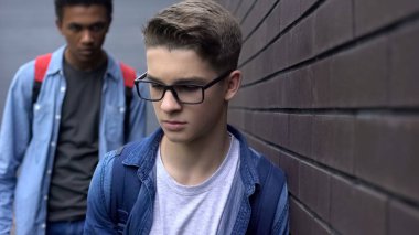 Afro-Amerikalı öğrenci kovalayan, fiziksel zarar tehdit, okul zorbalık