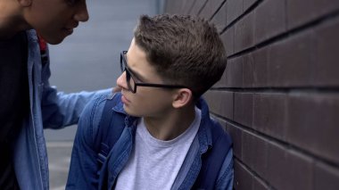 Sınıf arkadaşını tehdit eden, duvara iten, okul zorbalığına devam eden Afro-Amerikalı öğrenci